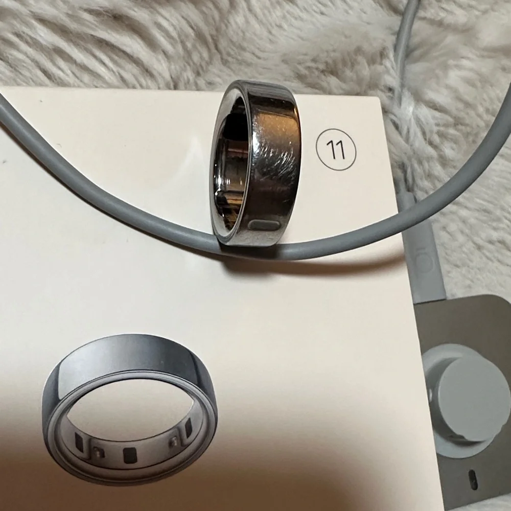 Oura Ring with Silver and Gray Charger